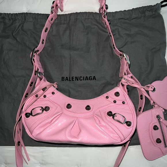 BALENCIAGA La Cagole Shoulder Bag from the Spring/Summer 2022 Collection - Picture 9 of 10